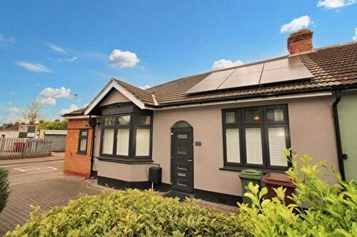 3 Bedroom Bungalow For Sale In Whalebone Lane South, Romford, RM6