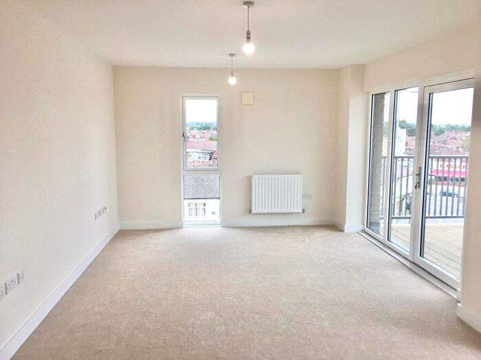 1 Bedroom Flat For Sale In Clarence Avenue, Gants Hill, IG2