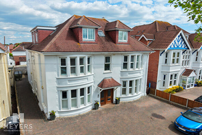 2 Bedroom Apartment For Sale In Grand Avenue, Bournemouth, BH6