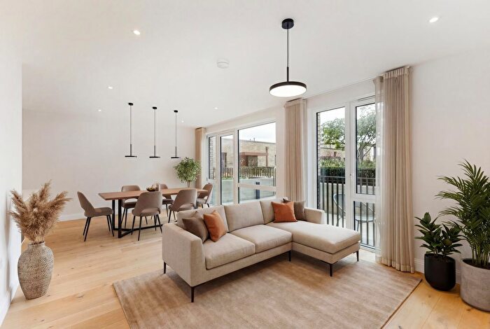 2 Bedroom Flat For Sale In The Claves, Mill Hill, NW7