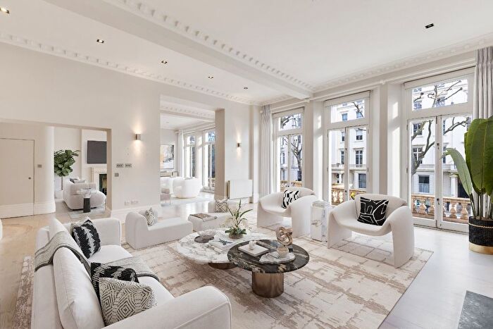 4 Bedroom Flat To Rent In Queens Gate, Kensington, London, SW7