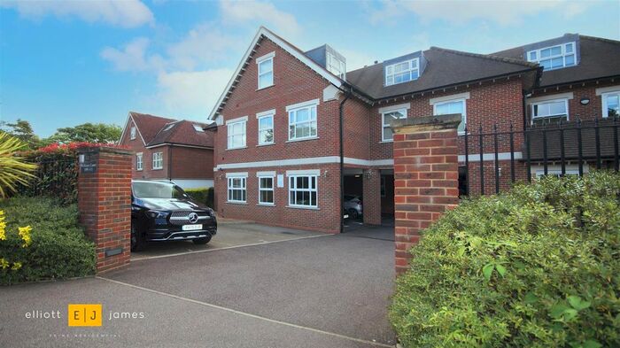 3 Bedroom Flat To Rent In Manor Road, Chigwell, IG7