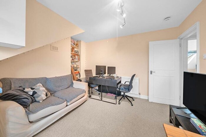 1 Bedroom Flat To Rent In Fairhazel Gardens, London, NW6