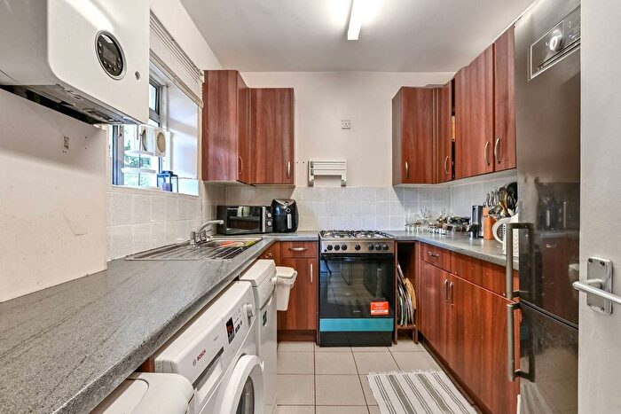 2 Bedroom Flat To Rent In Shacklewell Road, Hackney, London, N16