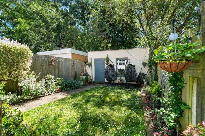 3 Bedroom Terraced House For Sale In Blundell Road, Edgware, HA8