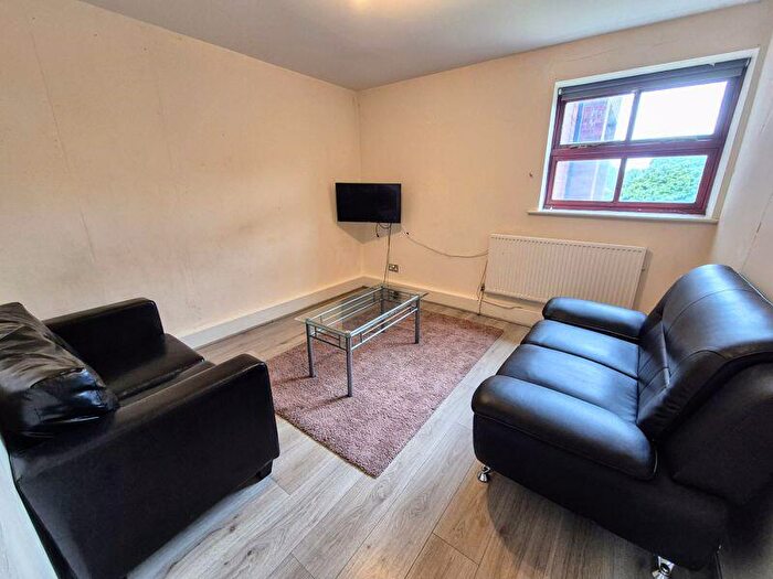 3 Bedroom Flat For Sale In Kelso Heights, Leeds, LS3