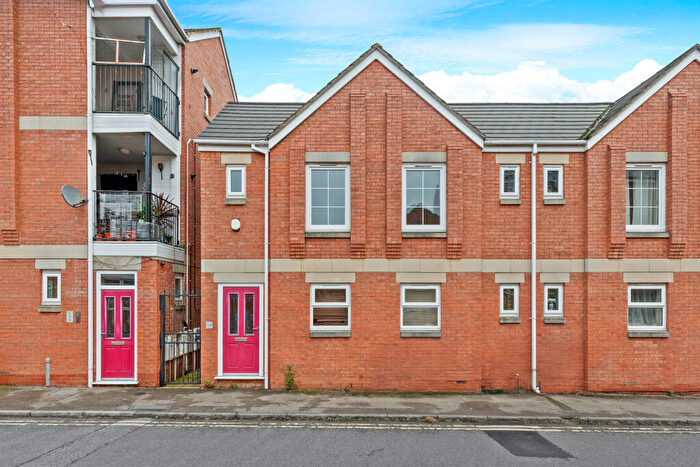2 Bedroom End Of Terrace House For Sale In Wellington Street, Kettering, Northamptonshire, NN16