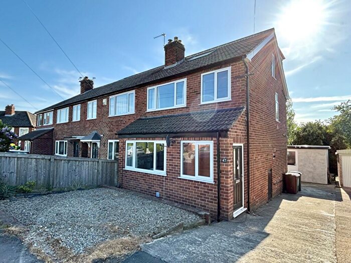 3 Bedroom End Of Terrace House For Sale In Westfield Oval, Leeds, LS19