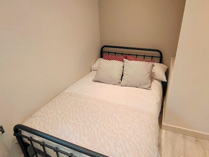 2 Bedroom Flat To Rent In Addison Gardens, Surbiton, KT5