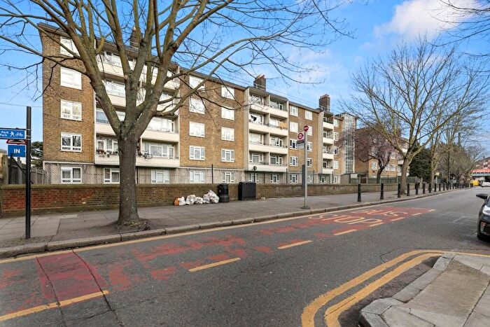2 Bedroom Apartment For Sale In Stafford Cripps House, Globe Road, London, E2