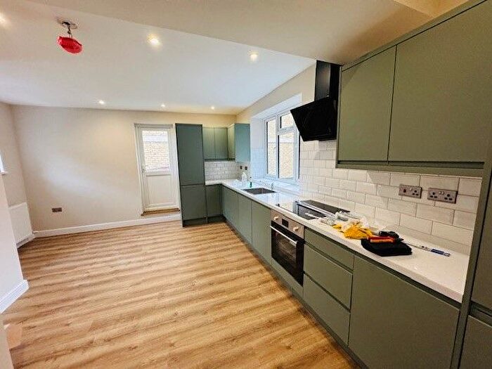 3 Bedroom Maisonette To Rent In Bethnal Green Road, Bethnal Green, E2