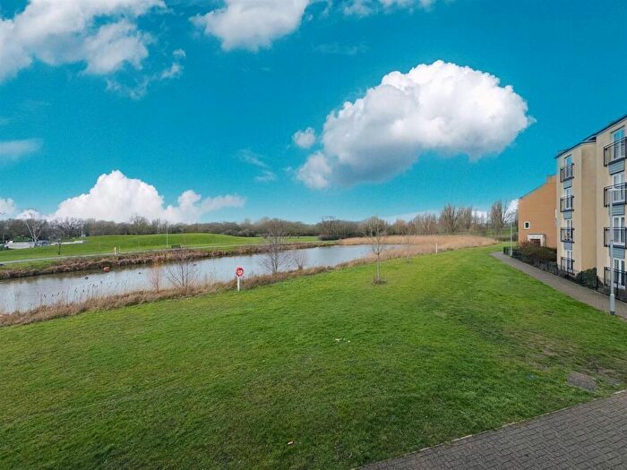 2 Bedroom Flat For Sale In Clenshaw Path, Basildon, SS14
