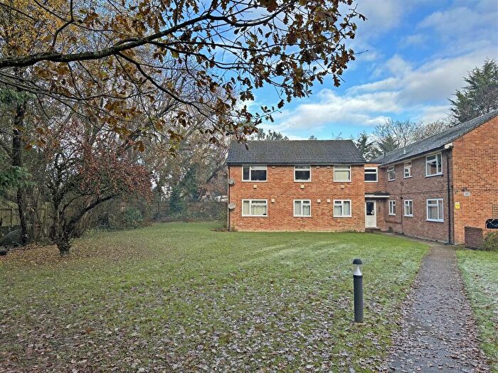 2 Bedroom Flat For Sale In Green Lane, Shipley Bridge, Horley, RH6