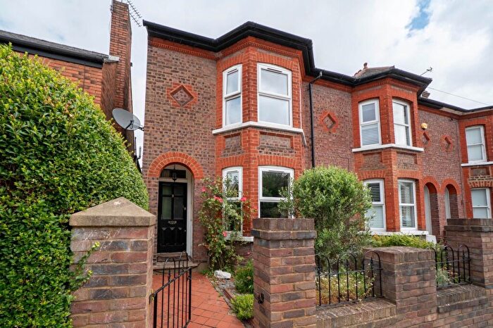 4 Bedroom End Of Terrace House For Sale In St Peters Road, Dunstable, Bedfordshire, LU5