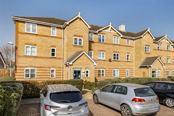 2 Bedroom Flat To Rent In Upton Close, Cricklewood, NW2
