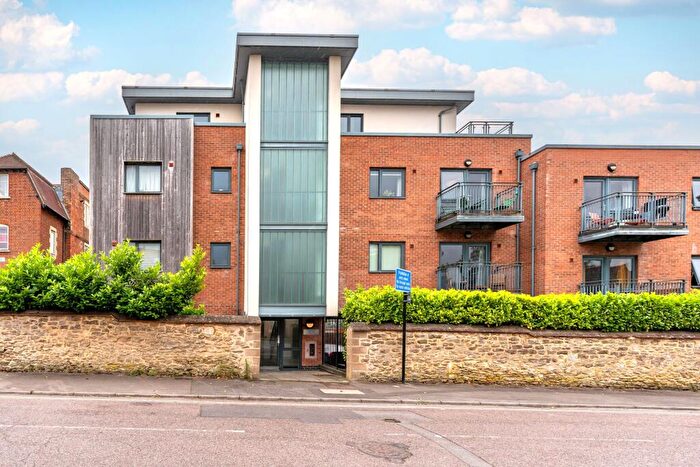 2 Bedroom Flat For Sale In Crescent Road, Spire View, OX4