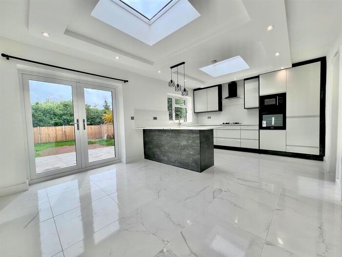 3 Bedroom Detached House To Rent In Gregory Avenue, Stivichall, Coventry, CV3