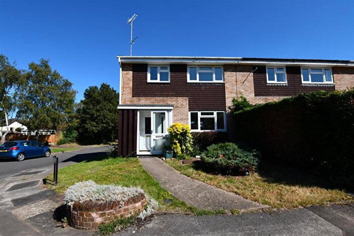 3 Bedroom End Of Terrace House To Rent In Yewtree End, Park Street, AL2