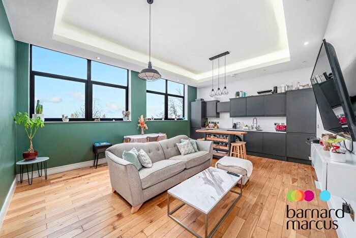 2 Bedroom Flat For Sale In High Road, London, N12