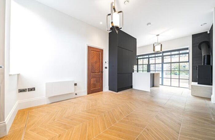 3 Bedroom Terraced House To Rent In Grove Mews, Brook Green, W6