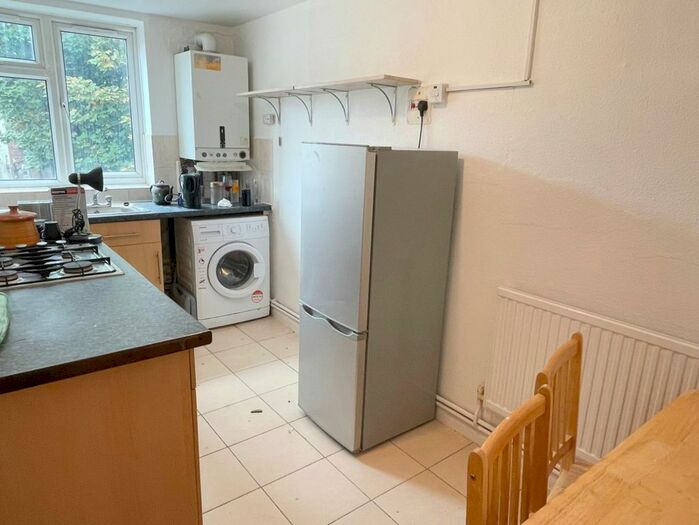 2 Bedroom Flat To Rent In High Road Leyton, E10