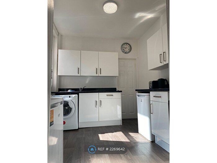 3 Bedroom Flat To Rent In Buston Terrace, Newcastle Upon Tyne, NE2