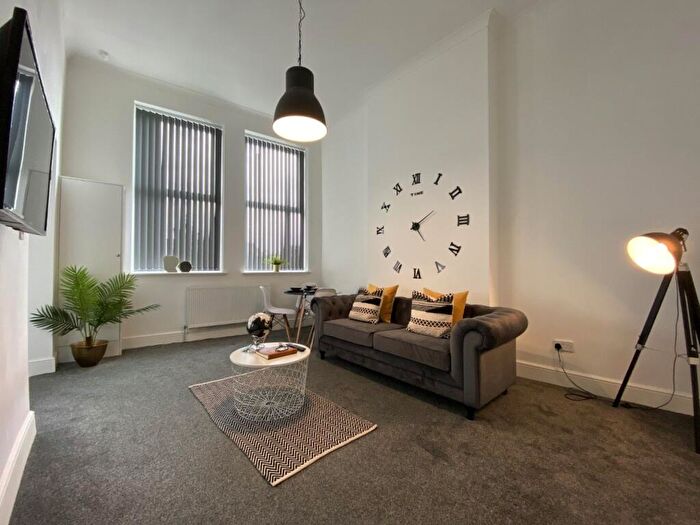 3 Bedroom Flat To Rent In Holmes Street, Orh, L8