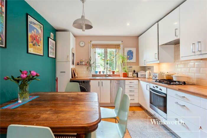 3 Bedroom Apartment To Rent In Station Road, Finchley, London, N3