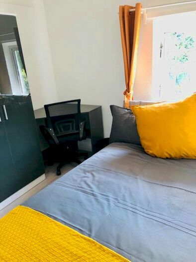 4 Bedroom Semi-Detached House To Rent In The Oval, Guildford, GU2