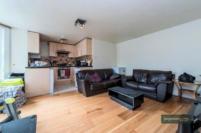 2 Bedroom Flat To Rent In Oaklands Grove, London, W12
