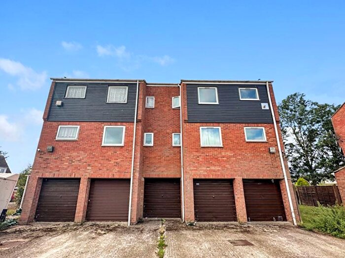 2 Bedroom Flat To Rent In Rochfords Gardens, Slough, SL2