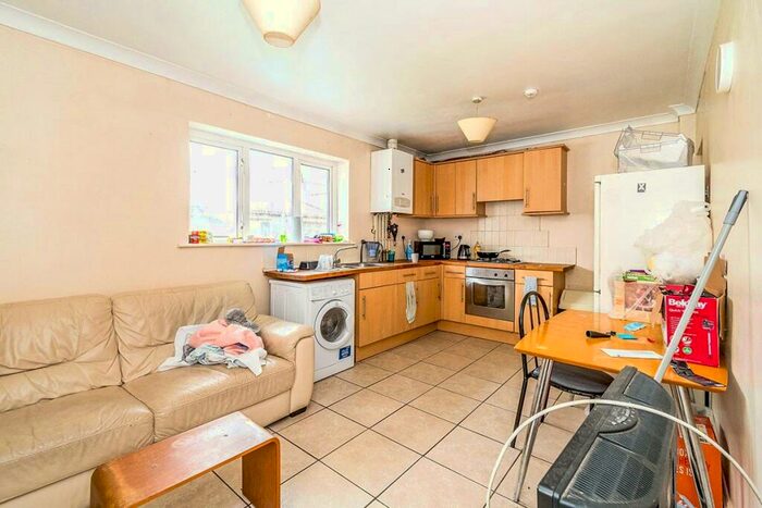 2 Bedroom Flat To Rent In Portswood Road, Southampton, Hampshire, SO17