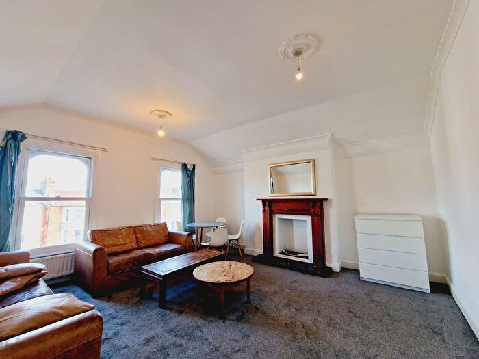 2 Bedroom Flat To Rent In Uxbridge Road, Shepherds Bush, W12