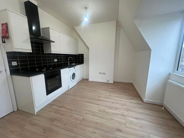 3 Bedroom Flat To Rent In Brighton Road, South Crodyon, Surrey, CR2