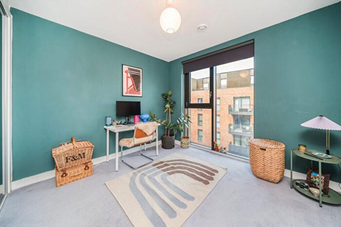 2 Bedroom Flat For Sale In Navigators Walk, Regents Canal, E3 - Photo 7