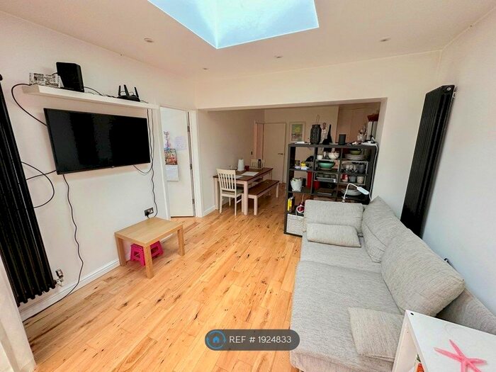 3 Bedroom Flat To Rent In Rosebery Gardens, London, N8