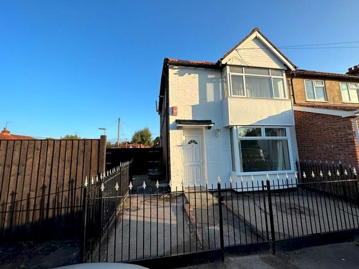 2 Bedroom Maisonette To Rent In Bond Street, Englefield Green, Egham, TW20