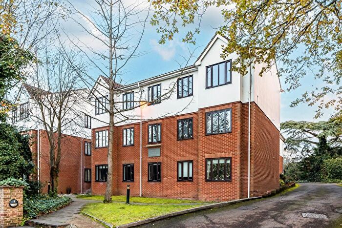 2 Bedroom Flat For Sale In Lyonsdown Road, Barnet, EN5