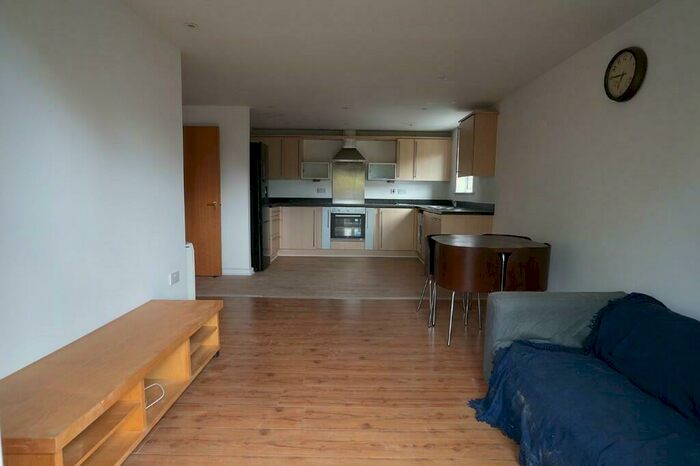 3 Bedroom Apartment To Rent In Elmira Way, Salford, M5