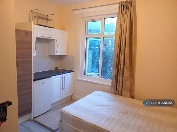 Studio To Rent In Langham Rd, London, N15