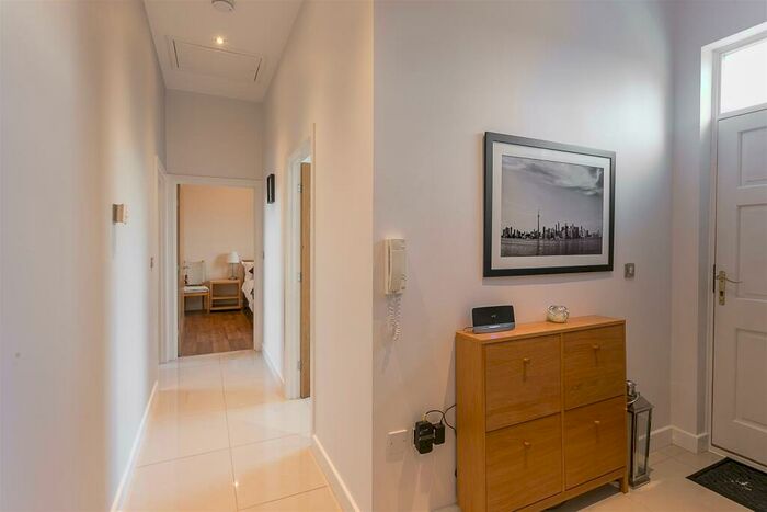 2 Bedroom Flat For Sale In Lanesborough Court, Gosforth, Newcastle Upon Tyne, NE3