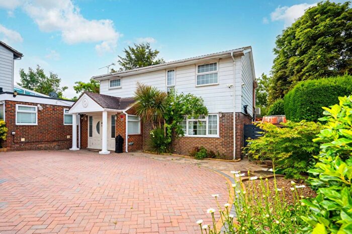 4 Bedroom Detached House For Sale In Parklands Way, Worcester Park, KT4