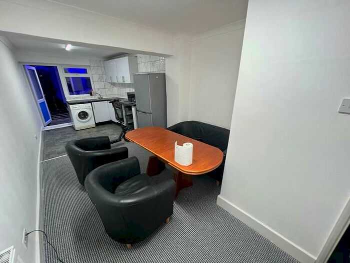 1 Bedroom Ground Flat To Rent In Fairmead Close, Hounslow, TW5