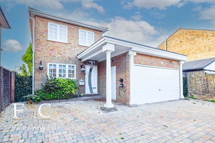 4 Bedroom Detached House For Sale In Blindmans Lane, Cheshunt, Hertfordshire, EN8