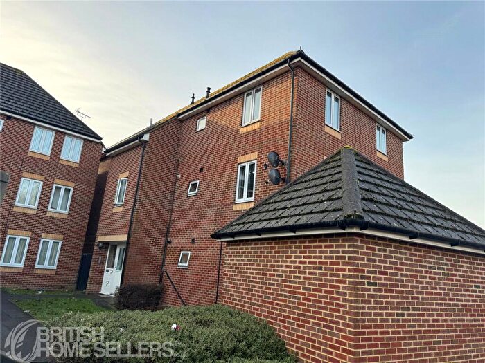 2 Bedroom Apartment For Sale In Shilling Close, Tilehurst, Reading, Berkshire, RG30