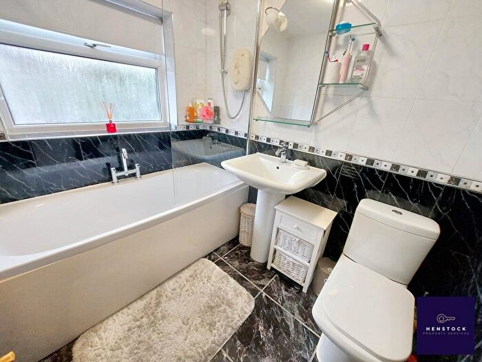 3 Bedroom Semi-Detached House For Sale In Welbeck Avenue, Chadderton, Oldham, OL9