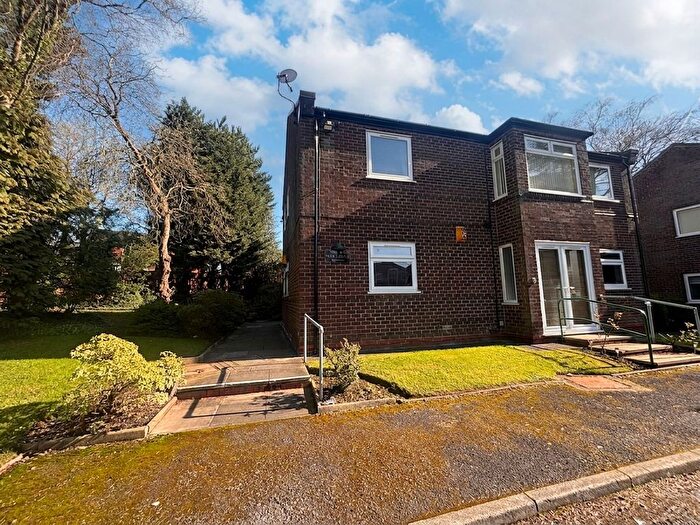 2 Bedroom Flat For Sale In Roe Green Avenue, Worsley, M28