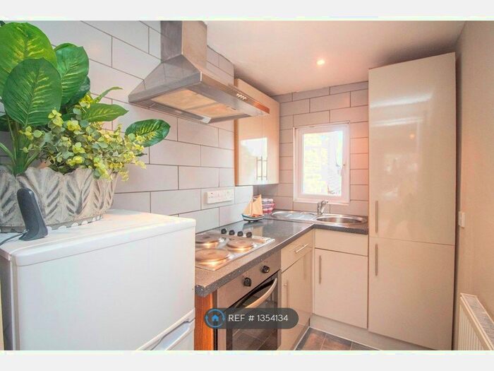 2 Bedroom Flat To Rent In High Street, Odiham, Hook, RG29