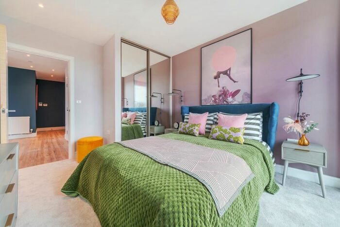 2 Bedroom Flat To Rent In High Street, Redhill, RH1