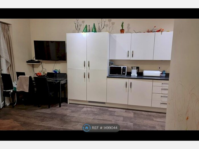 2 Bedroom Flat To Rent In Appelbee Court, Wealdstone, Harrow, HA3